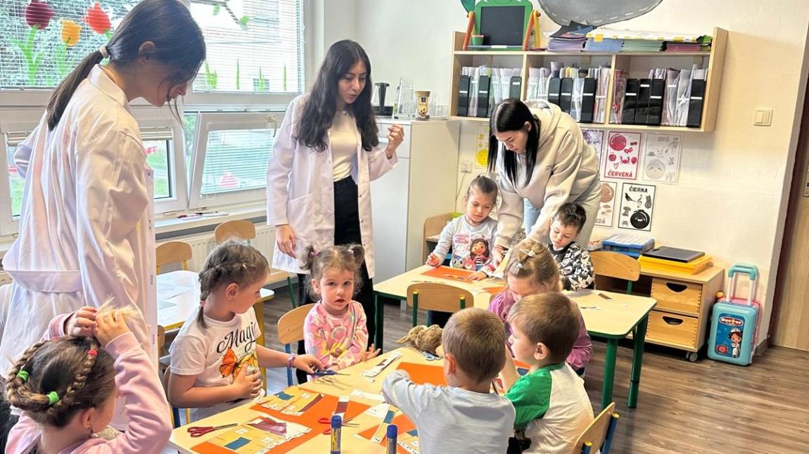 SELÇUK KMTAL ÖĞRENCİLERİ SLOVAKYA' DA STAJA BAŞLADI: ANAOKULU ZİYARETİ GERÇEKLEŞTİRİLDİ.